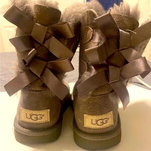 UGG Australia Bailey Bow II Gray Sheepskin Winter Boots Kids Youth